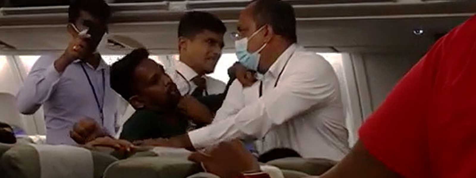 ගුවන් යානයක් කැළඹූ අත්අඩංගුවට ගැනීමක්